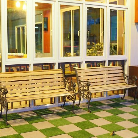 A Nighttime Hostel Krabi town Εξωτερικό φωτογραφία