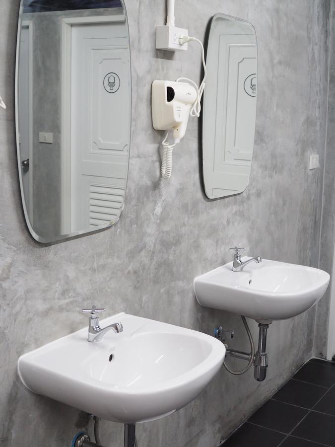 A Nighttime Hostel Krabi town Εξωτερικό φωτογραφία